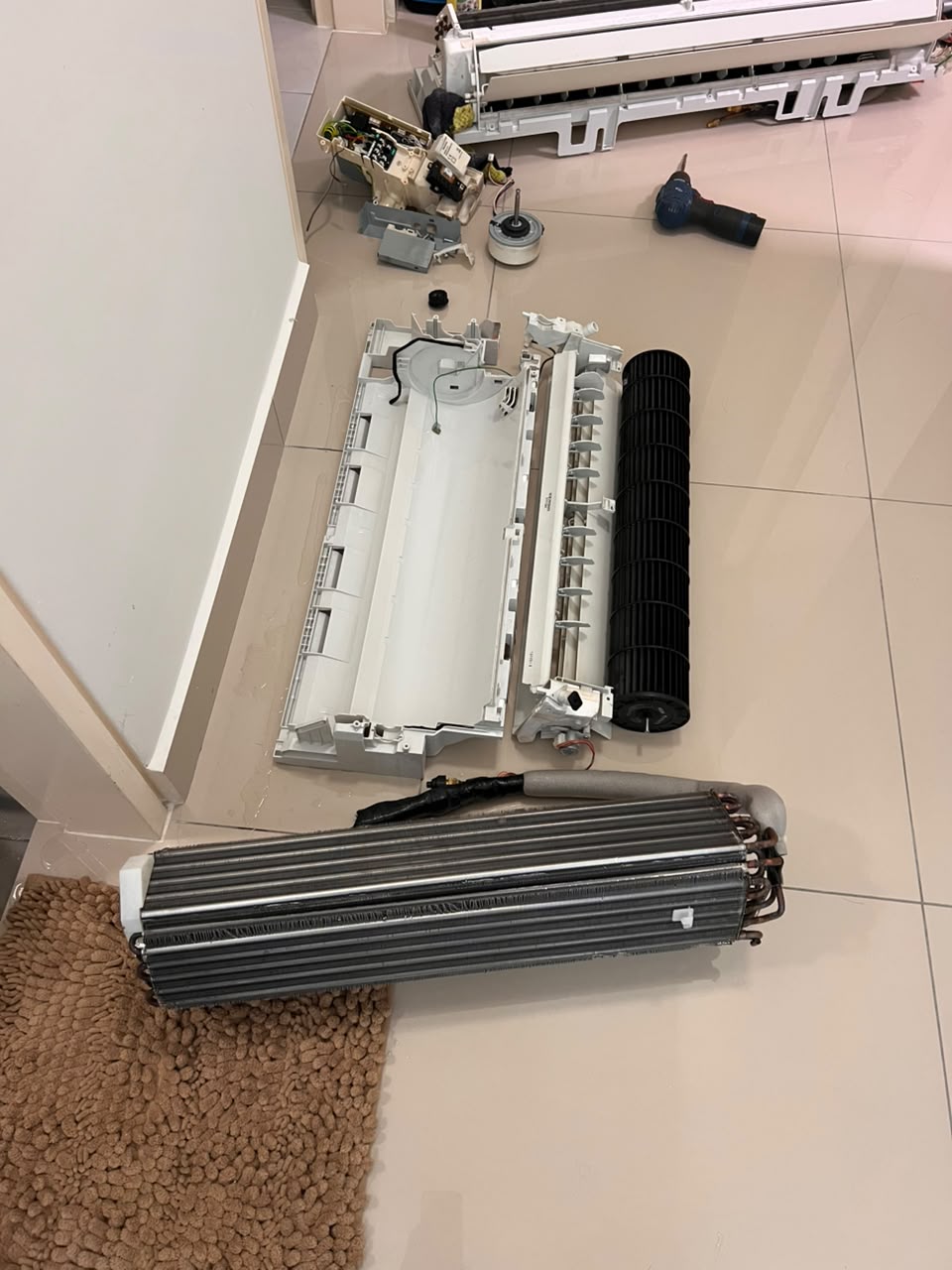 Komponen aircond yang sudah dicuci bersih selepas chemical overhaul