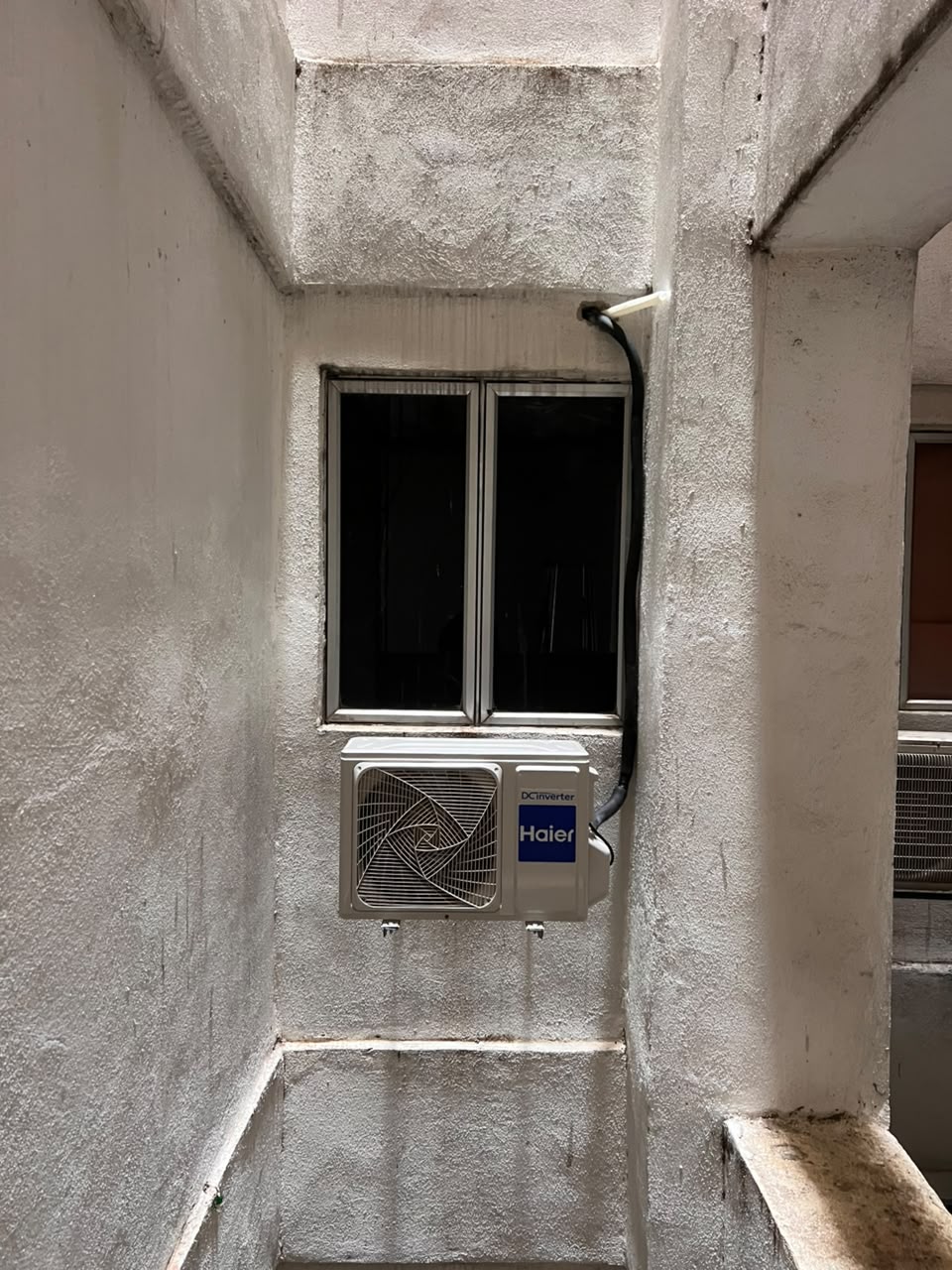 Unit outdoor aircond dipasang di ruang pengudaraan apartmen