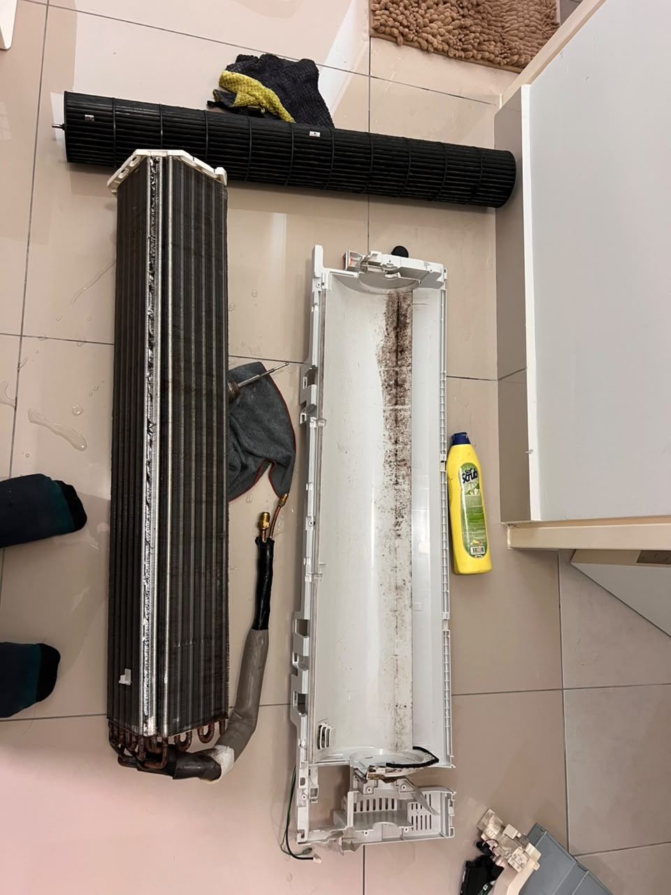 Kesan kulat di dalam sarung aircond sebelum dicuci