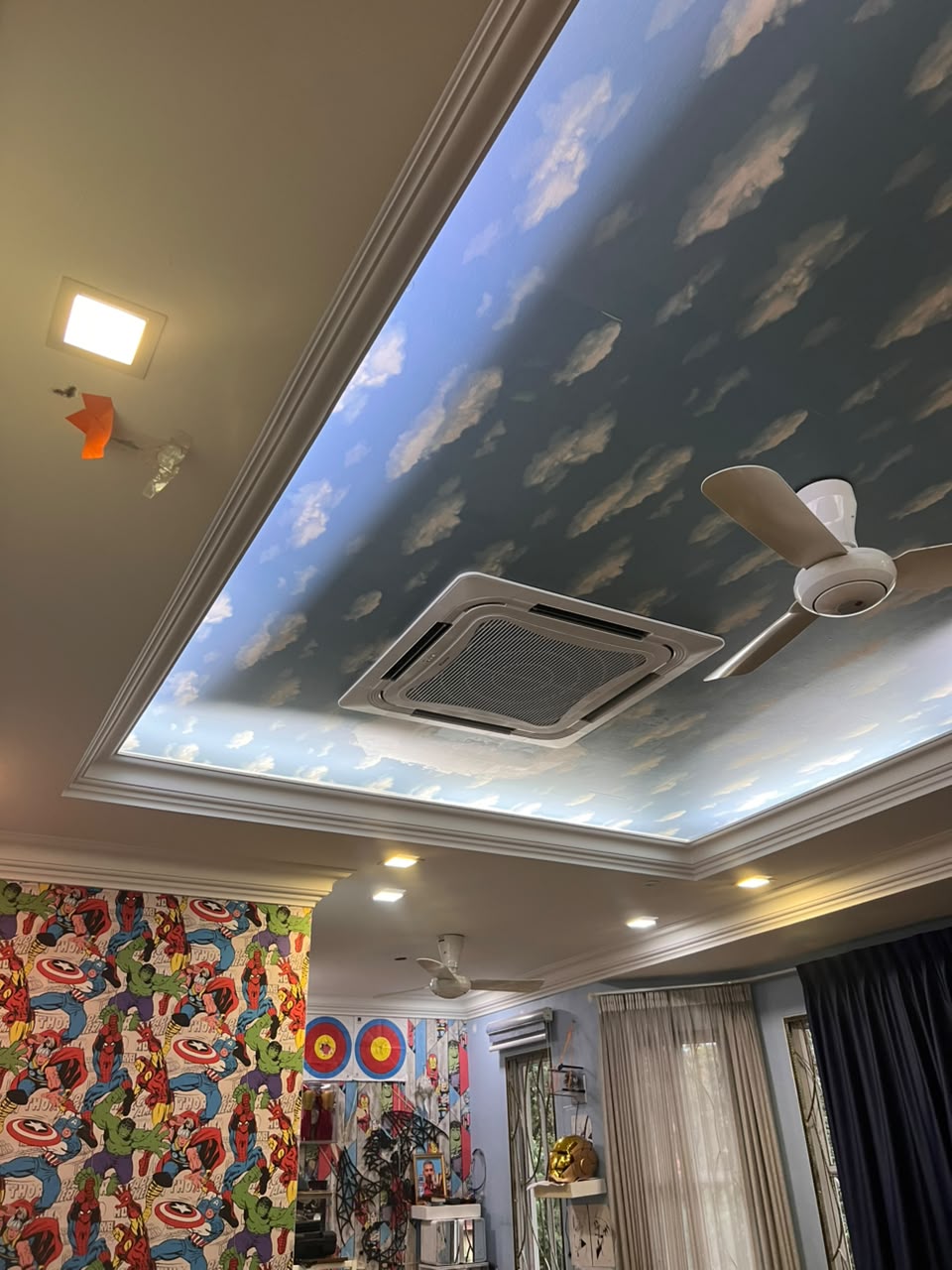 Aircond kaset siling pada siling bercorak awan